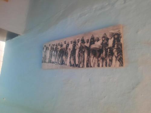 een schilderij aan de zijkant van een muur bij Gite d'étape chez zaid ouchaoua famille in Imilchil