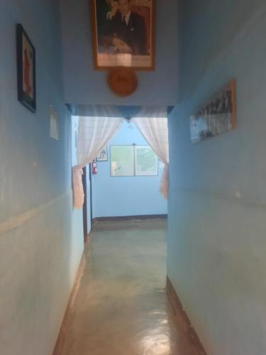 Cette chambre offre une vue sur un couloir. dans l'établissement Gite d'étape chez zaid ouchaoua famille, à Imilchil