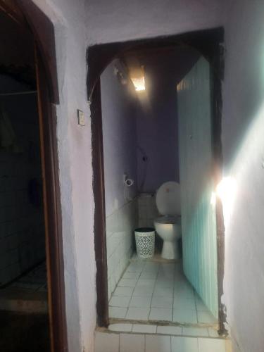 een badkamer met een toilet in een kamer bij Gite d'étape chez zaid ouchaoua famille in Imilchil