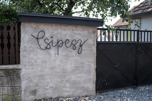 a gate with the word success written on it at Csipesz_Vendégház in Sümeg