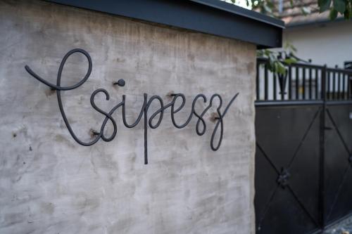 a wall with the word spies written on it at Csipesz_Vendégház in Sümeg
