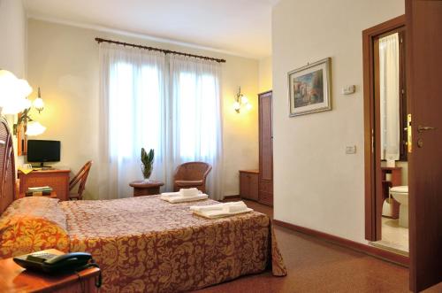TV a/nebo společenská místnost v ubytování Hotel Villa Orio & Beatrice
