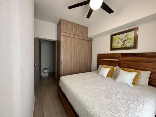 a bedroom with a bed with a ceiling fan at Casa AMAR i LLA 3 Lagos - Centrica in Guadalajara