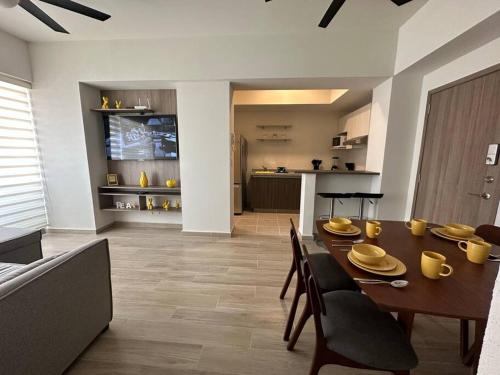 a dining room with a table and chairs and a kitchen at Casa AMAR i LLA 3 Lagos - Centrica in Guadalajara