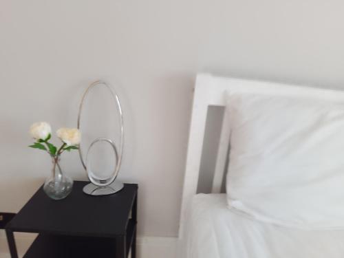 Ένα ή περισσότερα κρεβάτια σε δωμάτιο στο Surbiton Home with free parkings, Surbiton, Kingston upon Thames, Surrey, Greater London UK