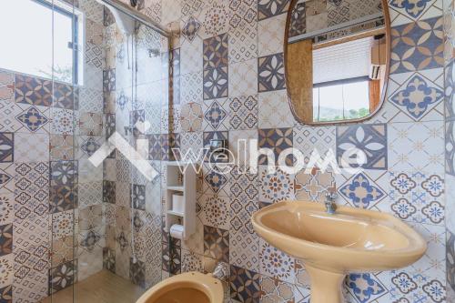 a bathroom with a sink and a mirror at Charmosa casa container em Águas de Lindóia in Águas de Lindóia