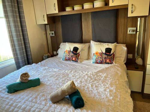 uma cama com dois bichos de peluche sentados nela em Playa la Casa em Lossiemouth