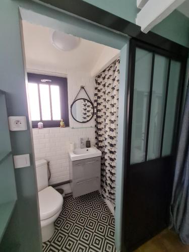 ein Badezimmer mit einem weißen WC und einem Waschbecken in der Unterkunft Studio 22m2 proche Paris in Pierrefitte-sur-Seine