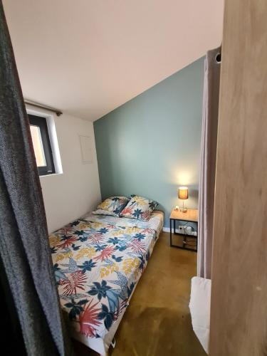 ein Schlafzimmer mit einem Bett in einem Zimmer in der Unterkunft Studio 22m2 proche Paris in Pierrefitte-sur-Seine