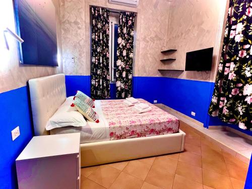 sypialnia z łóżkiem w niebieskim pokoju w obiekcie Relaxon Guest House w Rzymie