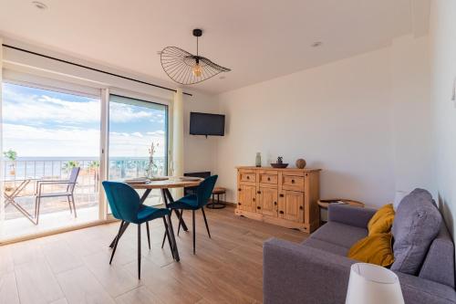 un salon avec un canapé et une table avec des chaises dans l'établissement 