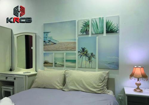 1 dormitorio con 1 cama con cuadros en la pared en KRCB Corner Lot Holiday Home Semenyih en Semenyih