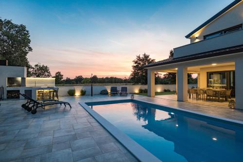 una piscina en el patio trasero de una casa en SPECIAL OFFER! NEW LUXURY APARTMENT with pool, fitness, outdoor bar&grill, en Buje