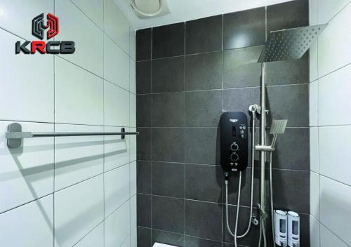 baño con ducha y teléfono en la pared en KRCB Corner Lot Holiday Home Semenyih en Semenyih