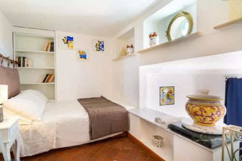 - une chambre avec un lit et une table avec un vase dans l'établissement La terrazza sul cielo, à Catane