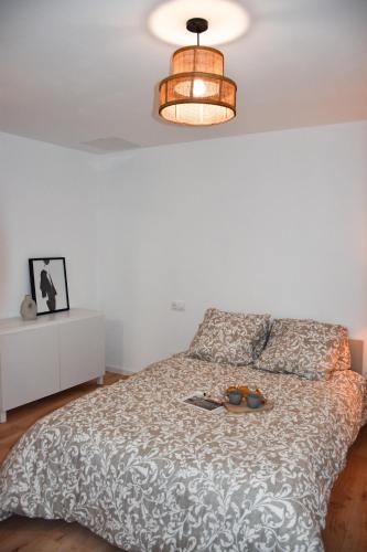 ein Schlafzimmer mit einem Bett mit einem Teller darauf in der Unterkunft Maison au calme avec jacuzzi privatif in Cambrai