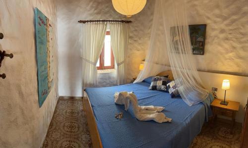 ein Schlafzimmer mit einem Bett, auf dem ein Stofftier liegt in der Unterkunft Casa Angelmar in Puerto de Santiago