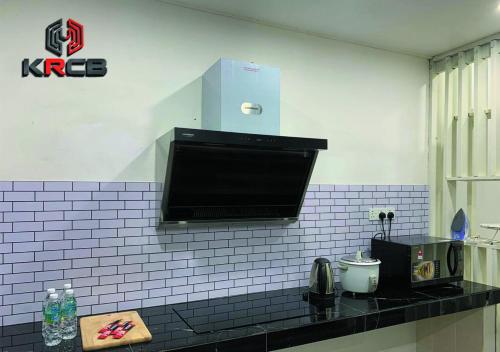 Η κουζίνα ή μικρή κουζίνα στο KRCB Corner Lot Holiday Home Kajang