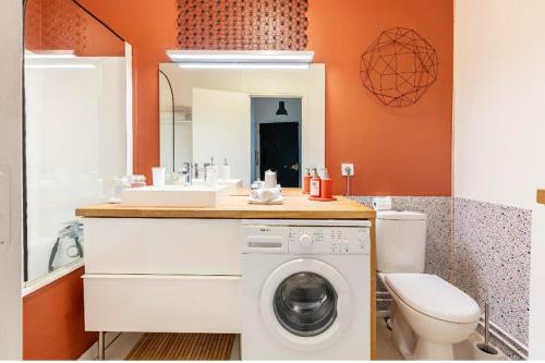 bagno con lavatrice e servizi igienici di Appartement Cosy Paris centre a Parigi