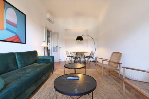 sala de estar con sofá verde y mesa en Adelaide Elegant apartments en Milán