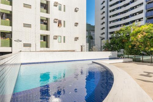 einem Pool vor einem Gebäude in der Unterkunft Flat 1701 - PortoMar Home Club in Recife