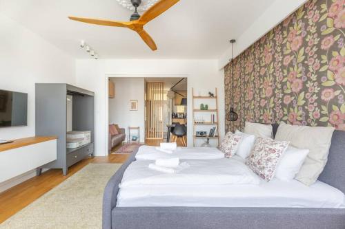 ブダペストにあるCozy&Stylish at the Eastern Railway St. w Balconyの花の壁のベッドルーム1室(大型ベッド1台付)
