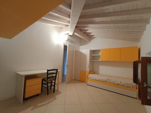 Schlafzimmer mit einem Bett, einem Schreibtisch und einem Stuhl in der Unterkunft Appartamento Vada in Vada