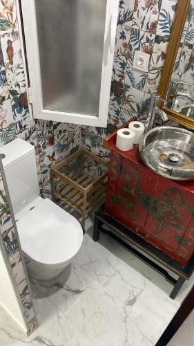 y baño con aseo y lavamanos. en Malasaña Palma Studios, en Madrid