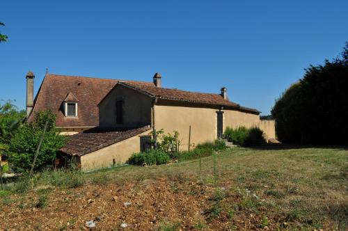 an old house on a hill with a yard at Gîte pour 4 personnes - Dordogne in Bressac