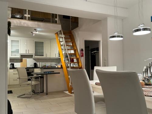 a kitchen and living room with a dining table and chairs at Strand-Penthouse, 128 qm, Maisonette, Parkplatz in Wilhelmshaven