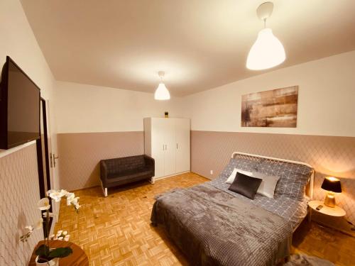 ein Schlafzimmer mit einem Bett und einem Stuhl darin in der Unterkunft ClickTheFlat Wokalna Apart Rooms in Warschau