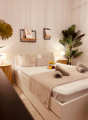 1 dormitorio con 1 cama blanca grande en una habitación en Cactus Luxury suite2, en Atenas