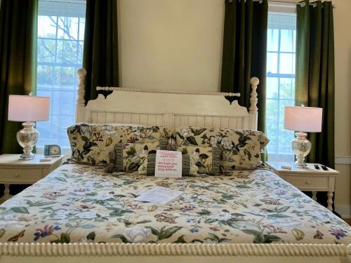 Cama o camas de una habitación en Charred Oaks Inn