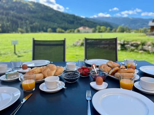 uma mesa azul com pratos de comida em Chalet Bellevue Murau em Murau