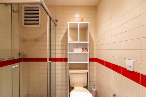 a bathroom with a toilet and a shower at Bristtol Metropolitan Flat in Curitiba