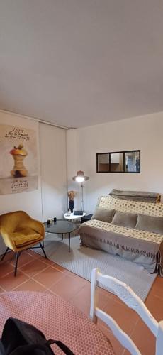 - une chambre avec un grand lit et une table dans l'établissement Au coeur des Alpilles Rdc Jardin et Piscine, à Paradou