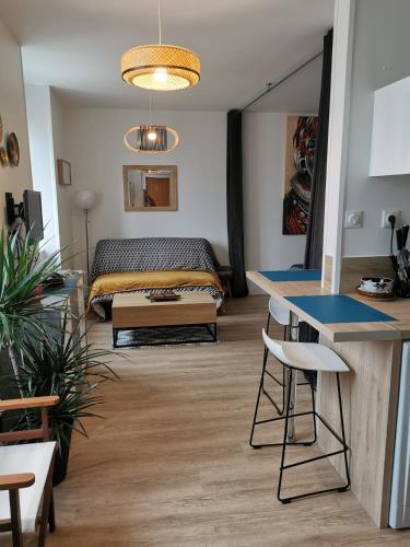un salon avec un lit en arrière-plan dans l'établissement Appartement 