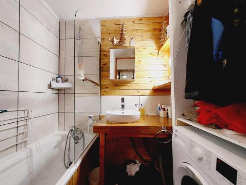 une salle de bain avec un lavabo et une baignoire dans l'établissement Slopeside La Plagne Bellecote, à La Plagne Tarentaise