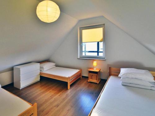Habitación pequeña con 2 camas y ventana en Two-story holiday house for 5 people, Jaroslawiec en Jarosławiec