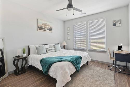 a bedroom with a bed and a ceiling fan at Stunning 1BD apt in Fort Worth