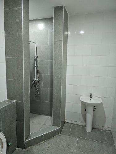 uma casa de banho com um chuveiro, um WC e um lavatório. em 5and6 Apartment em Abuja