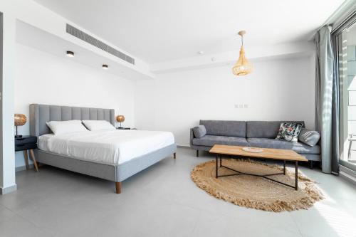 ein Schlafzimmer mit einem Bett und einem Sofa in der Unterkunft Sea Side Eilat Vacation Apartment in Eilat