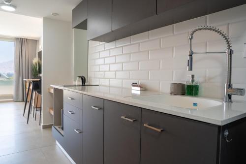 Dapur atau dapur kecil di Sea Side Eilat Vacation Apartment