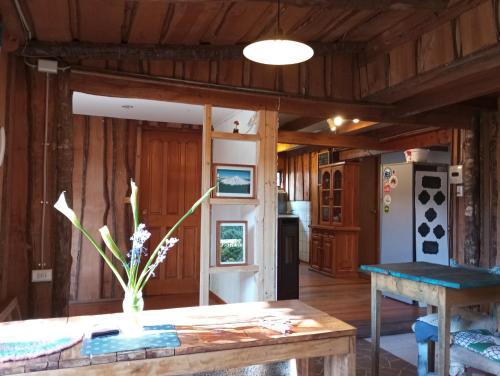 Hostal Repu في بوكون: غرفة معيشة مع طاولة وثلاجة
