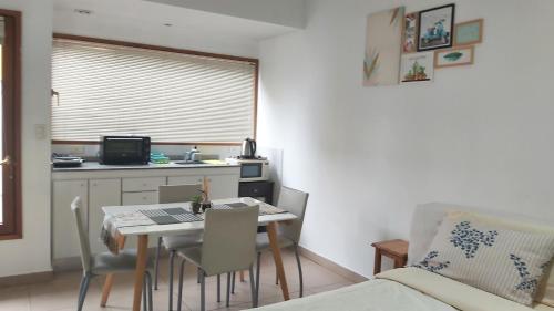 Una cocina o zona de cocina en Encanto Fueguino calido centrico wifi para dos