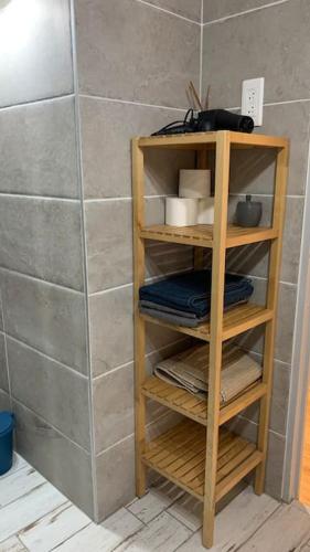 une salle de bains pourvue d'une douche. dans l'établissement Superbe terrasse avec vue panoramique sur la mer, à Marseille