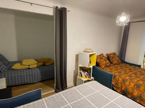 uma sala de estar com uma cama e um sofá em Superbe terrasse avec vue panoramique sur la mer em Marselha