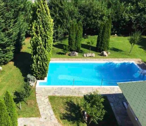 an overhead view of a swimming pool in a garden at Family's home Trikala in Tríkala