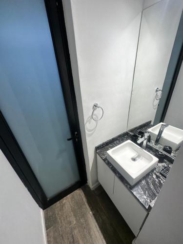 La salle de bains est pourvue d'un lavabo et d'un miroir. dans l'établissement Casa del cerro 1 - Three Houses, à La Rioja