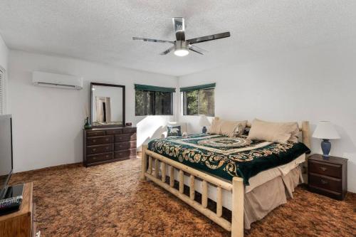 een slaapkamer met een bed en een plafondventilator bij Escape to the Cabin, in Plumas National Forest 